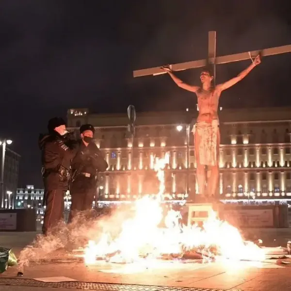 Перформанс «Распятие» в поддержку политзаключённых Ноябрь 2020